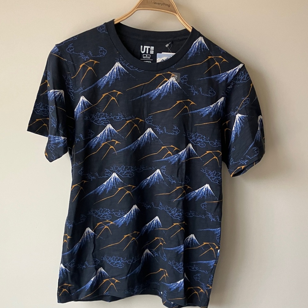 Uniqlo UT Hokusai Blue Wave Japanese T Shirt Mountain Print Men’s Size S NWT